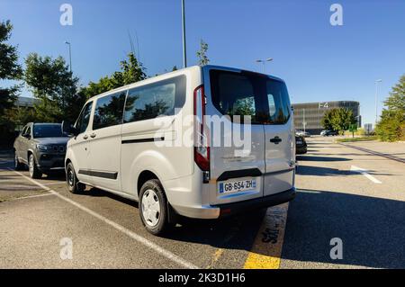 Bâle, Suisse - 22 septembre 2022: Ford transit voiture personnalisée dans le stationnement avec Sixt voiture de location de la compagnie logotype sur l'asphalte avec voitures fourgonnettes dans le stationnement arrière-plan du grand aéroport international Banque D'Images