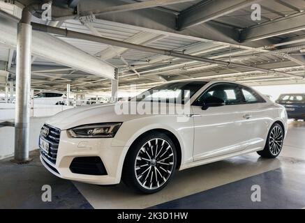 Bâle, Suisse - 22 septembre 2022 : nouveau coupé de voiture allemande Audi de luxe blanc et puissant, garé dans un parking moderne Banque D'Images