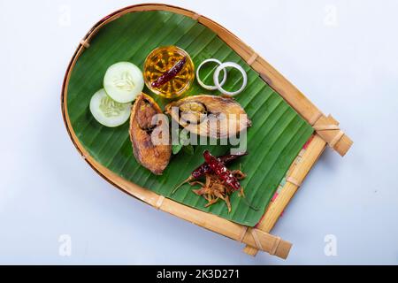 Bhaji Ilish pour Panta ilish, plat de fête bengali de la nouvelle année. Tranches de Hilsha frites avec piment, tomate et oignon. La poêle Hilsa est populaire dans le boishakh de pohela Banque D'Images