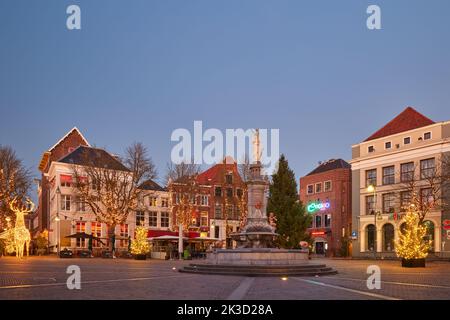 Deventer, pays-Bas - 20 décembre 2021 : place centrale de Brink dans la ville hollandaise historique Deventer en hiver avec des arbres de noël Banque D'Images