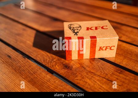 Cracovie, Pologne - 11 septembre 2022 : boîte de poulet frit KFC, Chili et sauce au ketchup Banque D'Images