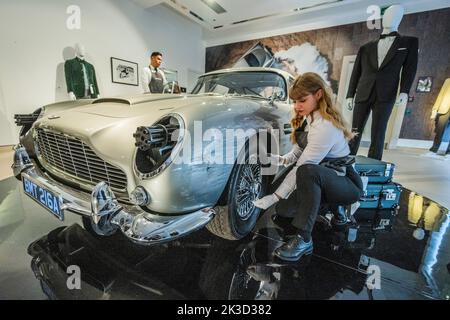 Londres, Royaume-Uni. 26 septembre 2022. Le lot supérieur une voiture Aston Martin DB5, l'une des huit répliques de cascades construites pour le film par Aston Martin et équipées de modifications Q Branch, dont la vente est estimée entre £1 500 000 et 2 000 000 £. Le produit profitera à la Fiducie du Prince - pour marquer le 60th anniversaire des films James Bond, Christie's et EON Productions tiennent une vente caritative, soixante ans de James Bond, dont un total de 60 lots. Crédit : Guy Bell/Alay Live News Banque D'Images