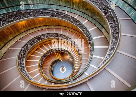 VATICAN - 9 DÉCEMBRE 2021 : escalier de Bramante dans le Musée du Vatican. Banque D'Images