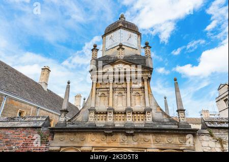 Gonville et Caius College Cambridge, Sundial au-dessus de la porte d'honneur, l'un des plus anciens collèges de l'université de Cambridge Banque D'Images