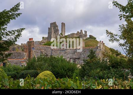 Vue sur le château de Corfe sur les toits de pierre anciens du village de Corfe, Dorset, Angleterre, Royaume-Uni Banque D'Images