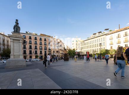 Madrid, Espagne, septembre 2022. Vue sur la statue d'Isabella II sur la place homonyme en face du théâtre royal dans le centre-ville Banque D'Images