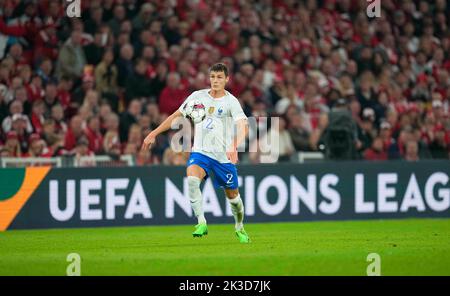 Parken, Copenhague, Danemark. 25th septembre 2022. Benjamin Pavard (France) contrôle le ballon au Danemark et en France à Parken, Copenhague, Danemark. Ulrik Pedersen/CSM/Alay Live News Banque D'Images