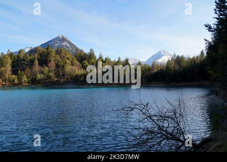 Un beau petit lac alpin bleu et les sommets enneigés des Alpes à Fuessen à Allgaue, Bavière (Allemagne) Banque D'Images