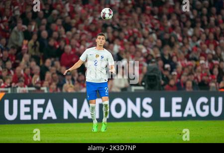 Parken, Copenhague, Danemark. 25th septembre 2022. Benjamin Pavard (France) contrôle le ballon au Danemark et en France à Parken, Copenhague, Danemark. Ulrik Pedersen/CSM/Alay Live News Banque D'Images