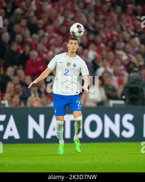 Parken, Copenhague, Danemark. 25th septembre 2022. Benjamin Pavard (France) contrôle le ballon au Danemark et en France à Parken, Copenhague, Danemark. Ulrik Pedersen/CSM/Alay Live News Banque D'Images