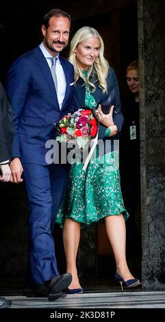 Oslo 20220926.le prince héritier Haakon et la princesse Mette-Marit quittent lundi l'ouverture de la semaine de l'innovation d'Oslo 2022 à l'hôtel de ville d'Oslo. Photo: Lise Aaserud / NTB Banque D'Images