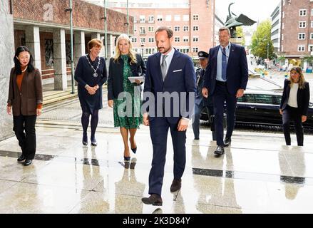 Oslo 20220926.le prince héritier Haakon et la princesse Mette-Marit arrivent lundi à l'ouverture de la semaine de l'innovation d'Oslo 2022 à l'hôtel de ville d'Oslo. À gauche de la princesse de la Couronne, le maire Marianne Borgen. Photo: Lise Aaserud / NTB Banque D'Images