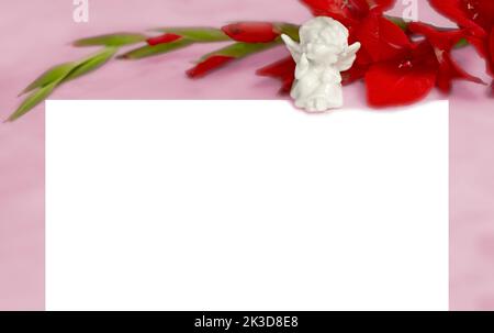 Ange mignon avec un gladiolus rouge sur un fond de marbre rose. Le thème de l'amour. la saint-valentin. Une carte postale pour les vacances. Bonne journée ange. Mariage Banque D'Images