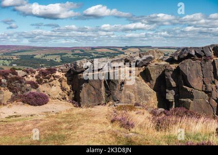 Homme soloing S crack Rock Climb à Ilkley Quarry, classé VS 4c, West Yorkshire, Angleterre, Royaume-Uni Banque D'Images
