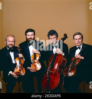 Alban Berg Quartett, berühmtes Streichquartett aus Österreich, auch: ABQ nach dem Komponisten Alban Berg, mit den Kammermusikern Günter Pichler, Violine und Gerhard Schulz, Violine, Thomas Kakuska, Viola, Valentin Erben, Violoncelle, fotografiert à Wien, Österreich, vers 1989. Alban Berg Quartett, célèbre Quatuor à cordes autrichien, alias ABQ d'après le compositeur Alban Berg, avec les musiciens de chambre Guenter Pichler, Violin et Gerhard Schulz, Violin, Thomas Kakuska, Viola, Valentin Erben, Violoncelle, photo prise à Vienne, Autriche, vers 1989. Banque D'Images