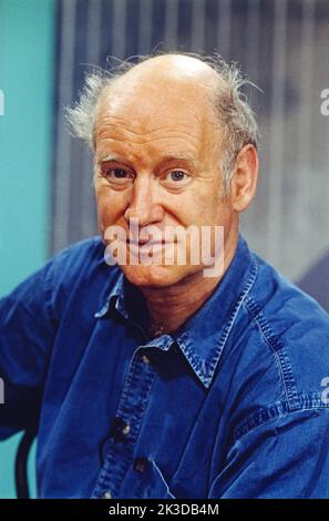 Franz Hohler, Schweizer Kabarettist, Liedermacher und Schriftsteller, Portrait, Deutschland, 1996. Franz Hohler, artiste de cabaret suisse, écrivain et compositeur, portrait, Allemagne, 1996. Banque D'Images