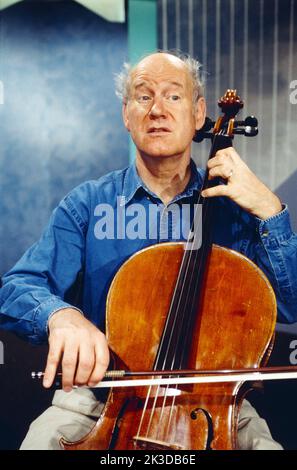 Franz Hohler, Schweizer Kabarettist, Liedermacher und Schriftsteller, hier am Cello, Allemagne, 1996. Franz Hohler, artiste, écrivain et compositeur de cabaret suisse, ici il joue Cello, Allemagne, 1996. Banque D'Images