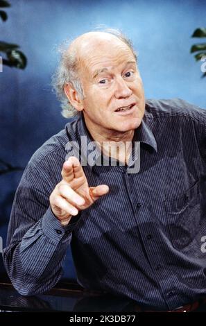 Franz Hohler, Schweizer Kabarettist, Liedermacher und Schriftsteller, Portrait, Deutschland, 1998. Franz Hohler, artiste de cabaret suisse, écrivain et compositeur, portrait, Allemagne, 1998. Banque D'Images