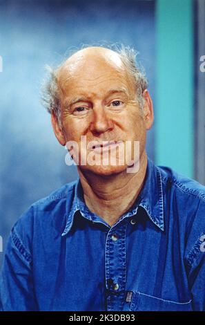 Franz Hohler, Schweizer Kabarettist, Liedermacher und Schriftsteller, Portrait, Deutschland, 1996. Franz Hohler, artiste de cabaret suisse, écrivain et compositeur, portrait, Allemagne, 1996. Banque D'Images