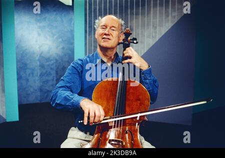 Franz Hohler, Schweizer Kabarettist, Liedermacher und Schriftsteller, hier am Cello, Allemagne, 1996. Franz Hohler, artiste, écrivain et compositeur de cabaret suisse, ici il joue Cello, Allemagne, 1996. Banque D'Images