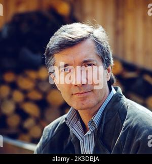 Christian Wolff, deutscher Schauspieler, Synchronsprecher und Hörspielsprcher, hier als Förster Rombach in der ZDF-Serie: Forsthaus Falkenau, Deutschland, 1991. Christian Wolff, acteur allemand, acteur vocal et orateur radio, ici en tant que forestier Rombach dans la série télévisée: Forsthaus Falkenau, Allemagne, 1991. Banque D'Images