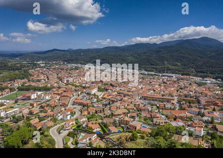 Vue aérienne de la ville de Sant Celoni. En arrière-plan, la montagne Montnegre (Vallès Oriental, Barcelone, Catalogne, Espagne) Banque D'Images