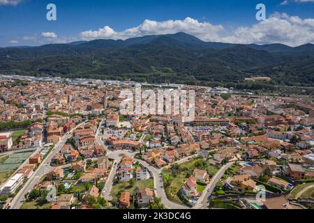 Vue aérienne de la ville de Sant Celoni. En arrière-plan, la montagne Montnegre (Vallès Oriental, Barcelone, Catalogne, Espagne) Banque D'Images