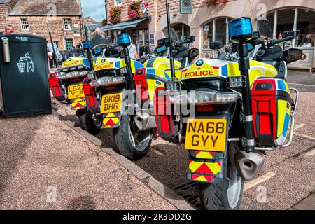 Trois motos de police BMW garées dans une ligne, Bakewell, Derbyshire, Royaume-Uni Banque D'Images