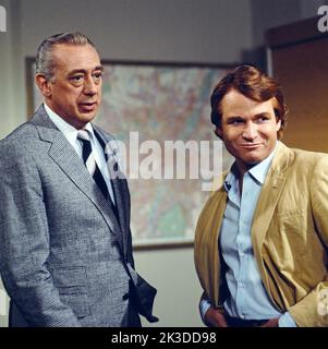 Derrick, ZDF Krimi-Serie, Deutschland, 1979, Folge: Ein Todesengel, Szene: Horst Tappert, Fritz Wepper. Derrick, TV crime series, Allemagne, 1979, épisode: Ein Todesengel, Scène: Horst Tappert, Fritz Wepper Banque D'Images