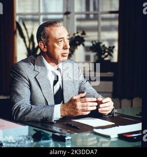 Derrick, ZDF Krimi-Serie, Deutschland, 1979, Folge: Ein Todesengel, Szene: Horst Tappert als Stephan Derrick, Oberinspektor. Derrick, TV crime series, Allemagne, 1979, épisode: Ein Todesengel, Scène: Horst Tappert en tant que Derrick, inspecteur en chef Banque D'Images