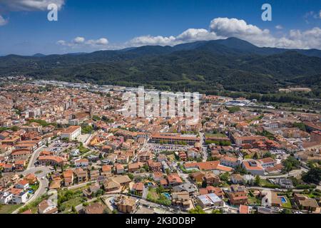 Vue aérienne de la ville de Sant Celoni. En arrière-plan, la montagne Montnegre (Vallès Oriental, Barcelone, Catalogne, Espagne) Banque D'Images