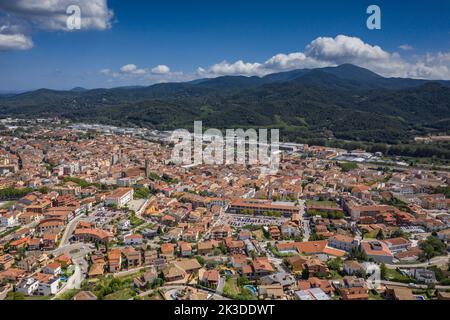 Vue aérienne de la ville de Sant Celoni. En arrière-plan, la montagne Montnegre (Vallès Oriental, Barcelone, Catalogne, Espagne) Banque D'Images