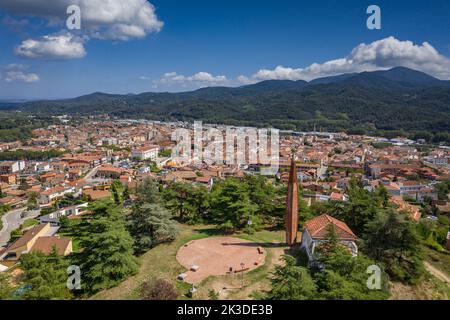 Vue aérienne de la ville de Sant Celoni. En arrière-plan, la montagne Montnegre (Vallès Oriental, Barcelone, Catalogne, Espagne) Banque D'Images