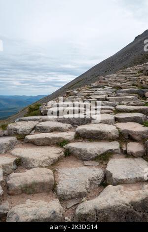 De grandes pierres, du sentier au sommet de Ben Nevis en Écosse Banque D'Images