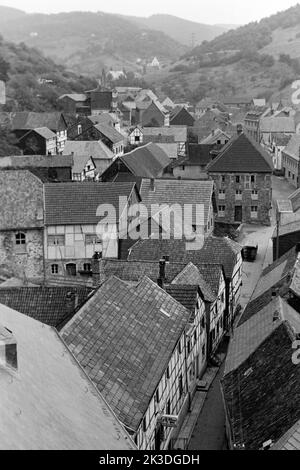 Blick auf Heimbach in der Eifel von Burg Hengebach, 1952. Vue sur la ville de Heimbach dans la région d'Eifel, vue depuis le château de Burg Hengebach , 1952. Banque D'Images