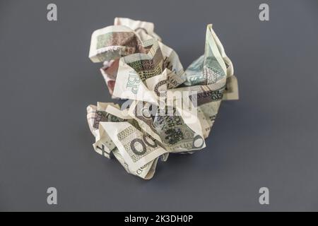 De l'argent poli froissé PLN. L'argent est une corbeille. Déchets d'argent, salaire, inflation, dévaluation, concept de crise. Banque D'Images