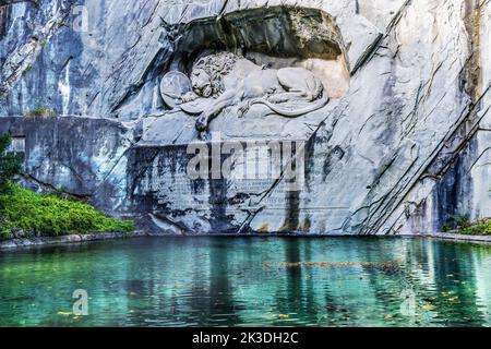 Dying Lion Rock Reflief Reflection Cliff Lucerne Suisse créé en 1821 par Bertel Thorvaldsen. Monument gardes suisses tués en 1792 protégeant ki Banque D'Images