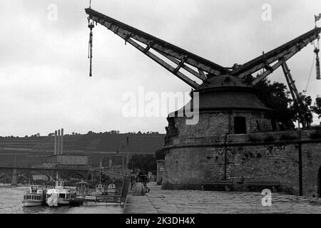 Alter Kranen am rechten Mainufer von Würzburg, vers 1960. La grue ancienne sur la rive droite de la rivière main à Würzburg, 1960. Banque D'Images