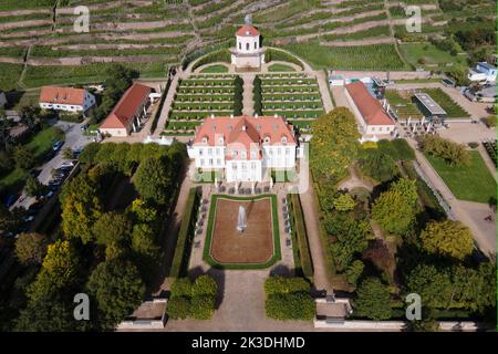 Radebeul, Allemagne. 26th septembre 2022. Les passants traversent à pied les jardins baroques de la cave de vinification Saxon Schloss Wackerbarth avec le Belvédère et les vignobles historiques. (Vue aérienne avec un drone) Credit: Sebastian Kahnert/dpa/Alay Live News Banque D'Images