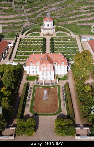 Radebeul, Allemagne. 26th septembre 2022. Les passants traversent à pied les jardins baroques de la cave de vinification Saxon Schloss Wackerbarth avec le Belvédère et les vignobles historiques. (Vue aérienne avec un drone) Credit: Sebastian Kahnert/dpa/Alay Live News Banque D'Images