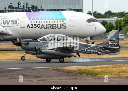 Embraer EMB 314 Super Tucano, également appelé ALX ou A-29, avion d'attaque à turbopropulseur léger atterrissage après exposition à l'Airshow international de Farnborough 2022 Banque D'Images