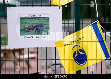 Un panneau attaché à la clôture entourant le stade Sixways, stade du club de rugby Worcester Warriors. Date de la photo: Lundi 26 septembre 2022. Worcester doit être suspendu de toutes les compétitions si elles ne respectent pas la date limite de 5pm pour l'Union de football de Rugby lundi, indiquant qu'elles possèdent l'assurance requise, qu'elles sont en mesure de respecter les salaires et qu'elles disposent d'un « plan crédible pour faire avancer le club ». Voir PA Story RUGBYU Worcester. Le crédit photo devrait se lire comme suit : David Davies/PA Wire. RESTRICTIONS : l'utilisation est soumise à des restrictions. Utilisation éditoriale uniquement, aucune utilisation commerciale sans le consentement préalable du détenteur des droits. Banque D'Images