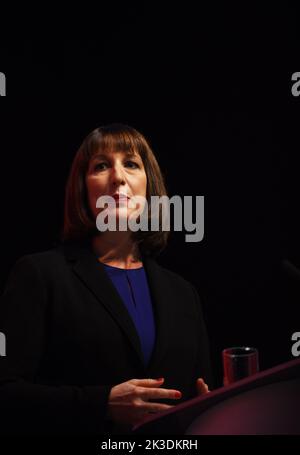 Rachel Reeves, chancelière de l'Échiquier du parti LAbout, prenant la parole à la Conférence du travail à Liverpool. 2022 Banque D'Images