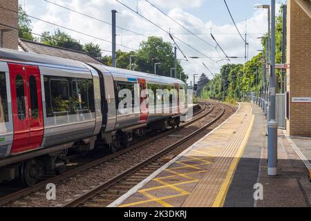 Un train Greater Anglia à la gare d'Audley End en direction de Londres Banque D'Images