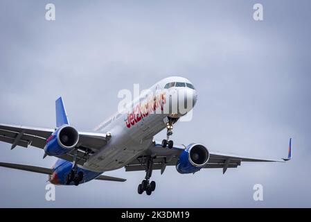 Jet2 G-LSAK Jet2 vacances Boeing 757-23N atterrissage à l'aéroport de Manchester. Banque D'Images