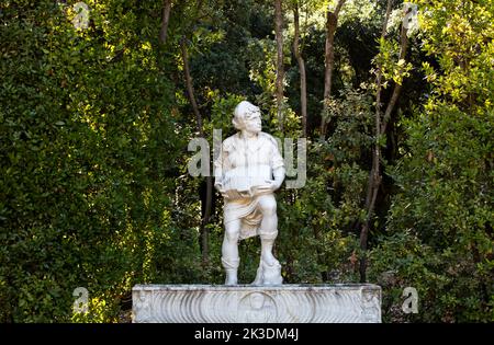 Un porte-eau, l'une des nombreuses statues ornant les jardins de Boboli au Palais Pitti à Florence. Banque D'Images