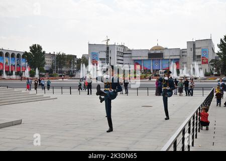 Bichkek, Kirghizistan - 11 septembre 2022 : changement des gardes. Place Ala Too, place principale de la ville dans la capitale du Kirghizistan. Bishkek anciennement Frunze, Banque D'Images