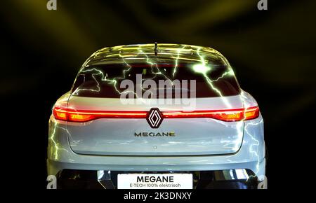 Renault Megane avec entraînement électrique en vue arrière, composite avec flash électrique au-dessus de la lunette arrière, emplacement du véhicule Hanovre, Allemagne, 17 septembre, Banque D'Images