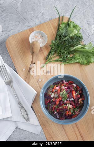 Vinaigrette aux betteraves et légumes durs, salade traditionnelle russe maison. Alimentation saine avec des légumes pour la nutrition végétarienne. VI Banque D'Images