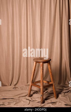 Tabouret de bar en bois sur fond marron Banque D'Images